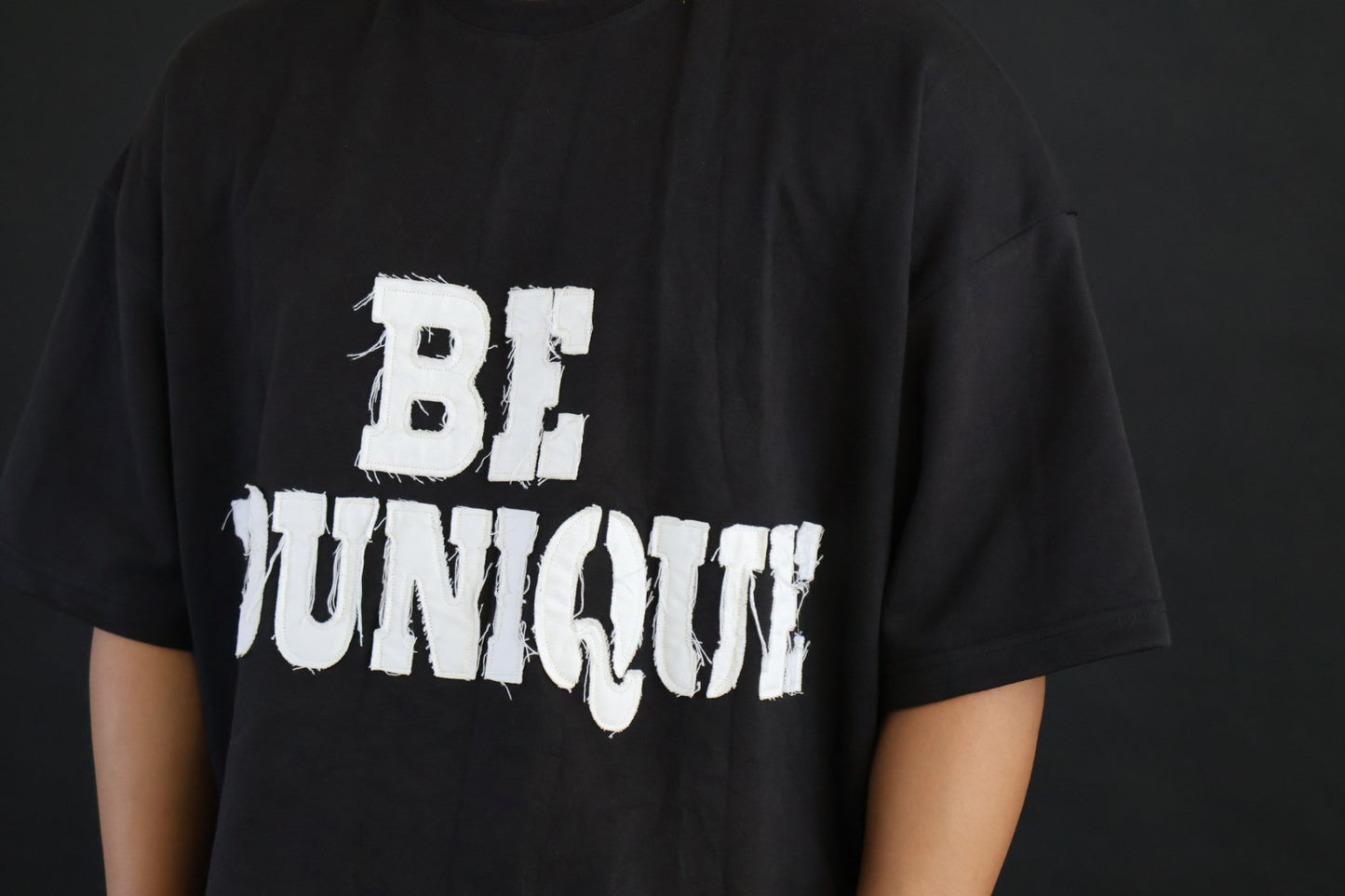 Be Younique Shirt - Box fit