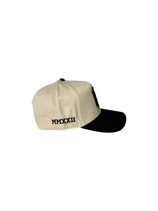 Snap back hat - Cream/ Black