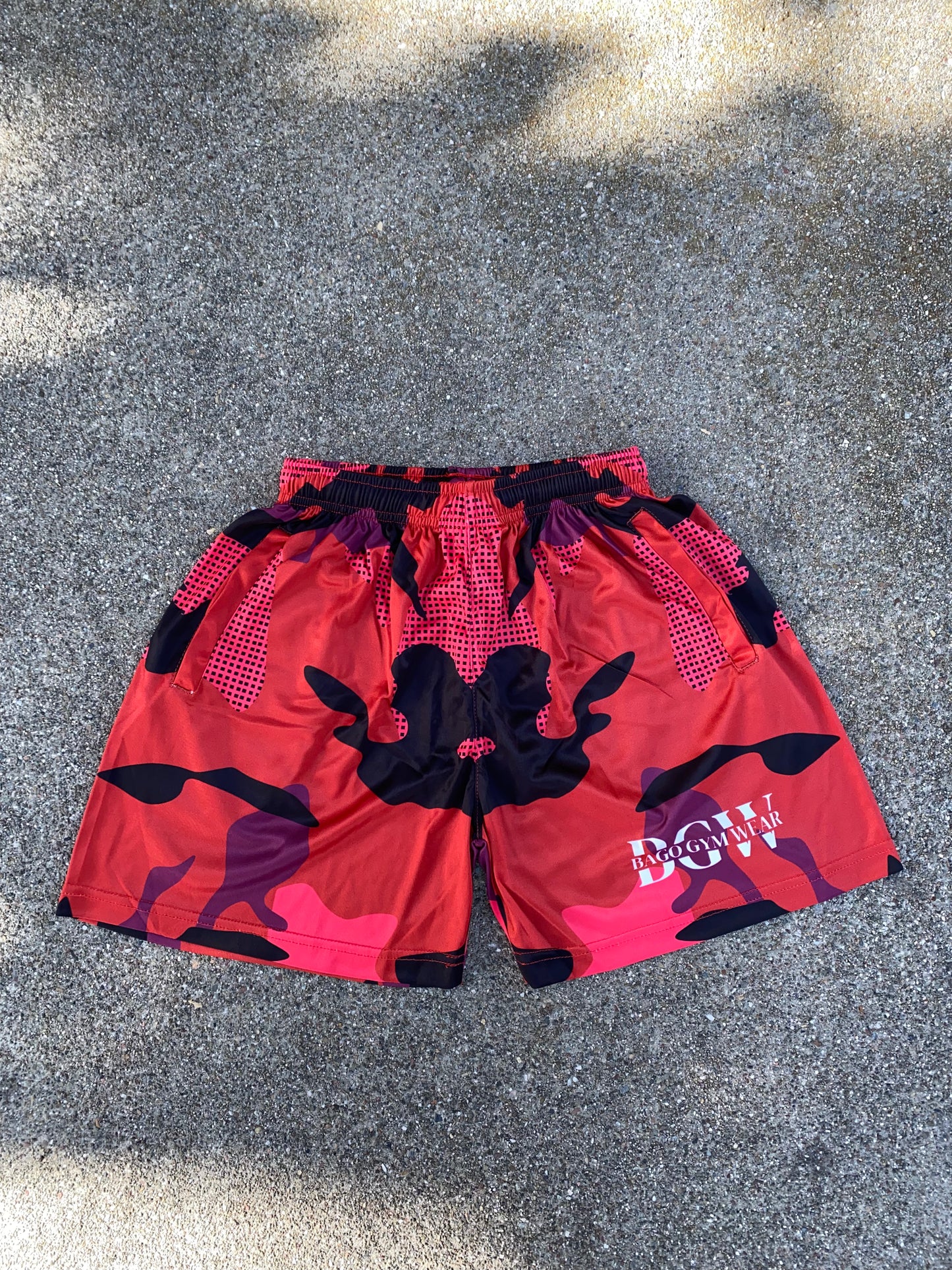 5 inch seam shorts color red/black